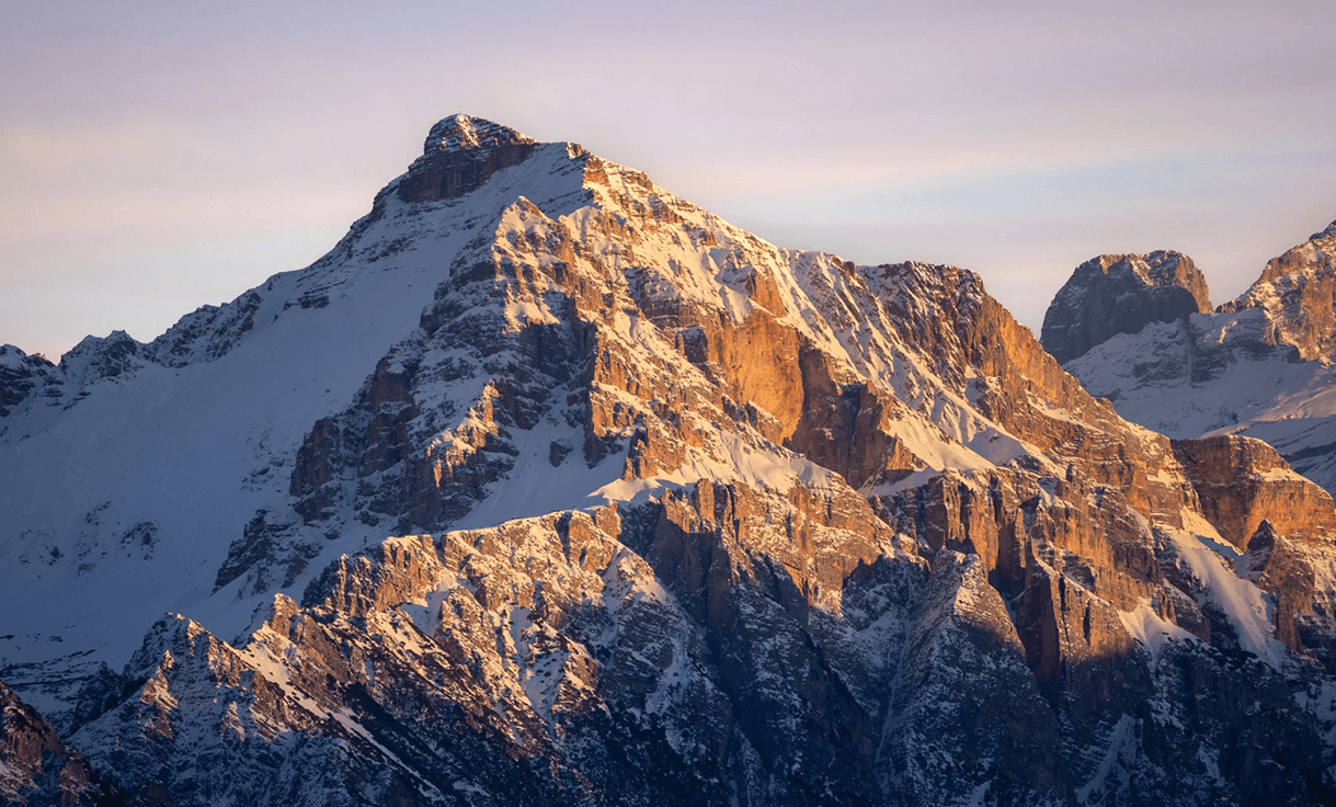 Cume de montanha ao amanhecer